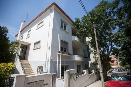 HI Coimbra - Pousada de Juventude Отели рядом с достопримечательностью «Baroque Library - University of Coimbra»