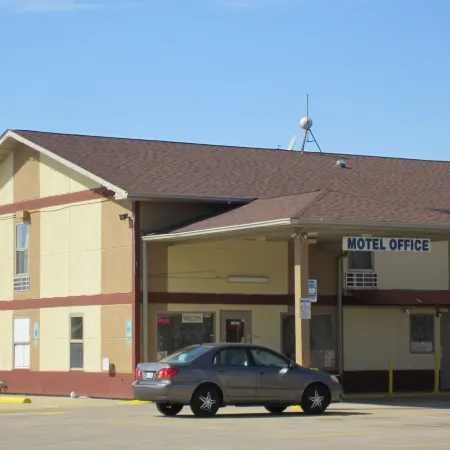 First Western Inn - Fairmont City