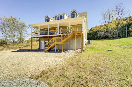 Autumn Retreat Pondside Cabin in Butler, TN Отели в г. Джонсон