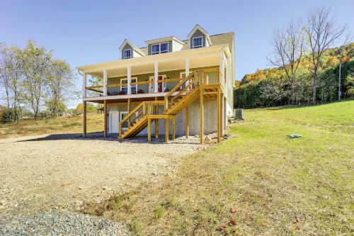 Peaceful Butler Hideaway at the Pond! Hotels in Johnson County