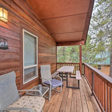 Cabin w/ AC, Hot Tub, Deck, Oversized Parking