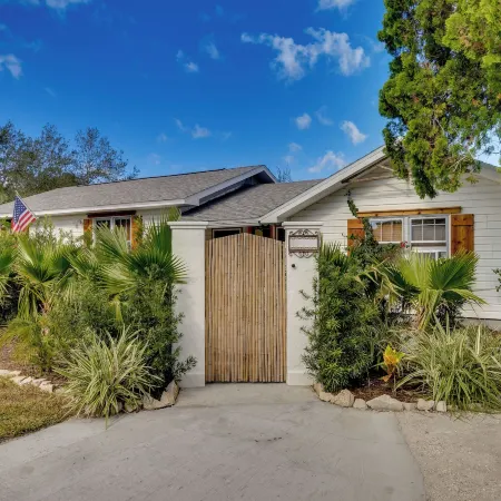 Mount Dora Home: Private Pool, Spa & Tropical Bar!