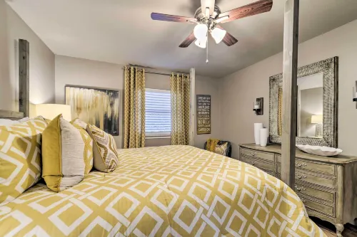 Bright n Breezy Waterfront Lake Granbury Getaway! - Kitchenette