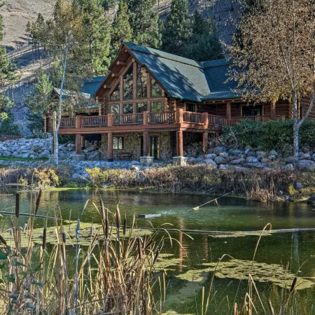 Custom Bitterroot Valley Cabin w/ Hot Tub & Views!