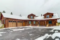 Beautiful Eureka Cabin Rental on Golf Resort! - Parking