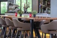 Stratford Manor Hotel - Bares