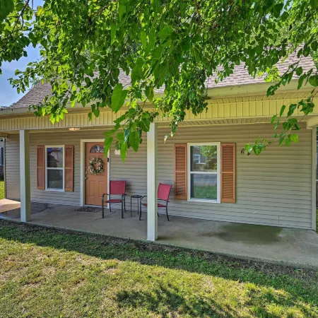 Quaint Downtown Murfreesboro Cottage w/ Lush Yard
