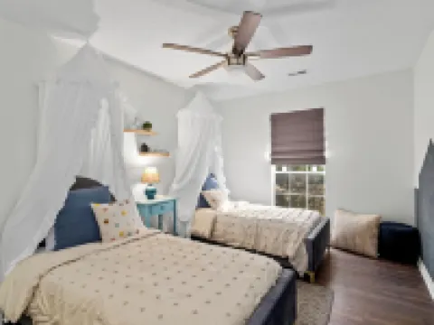 Stylish 3-bedroom home in central Cornelius-Chalkboard Wall-Firepit-Grill & more Hotels in Cornelius