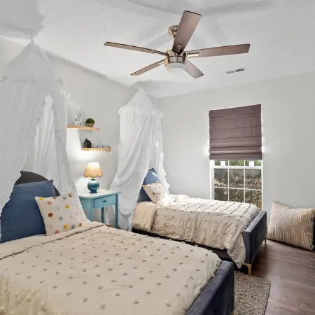 Stylish 3-bedroom home in central Cornelius-Chalkboard Wall-Firepit-Grill & more