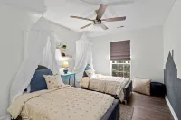 Stylish 3-bedroom home in central Cornelius-Chalkboard Wall-Firepit-Grill & more Hotels in Cornelius