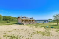 Bellevue Log Cabin w/ Gas Grill & Creek Access - Apartments