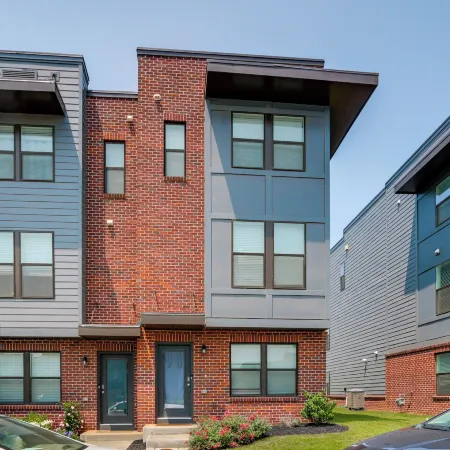 Frederick Townhome w/ Balcony, Close to Parks! Отели в г. Фредерик