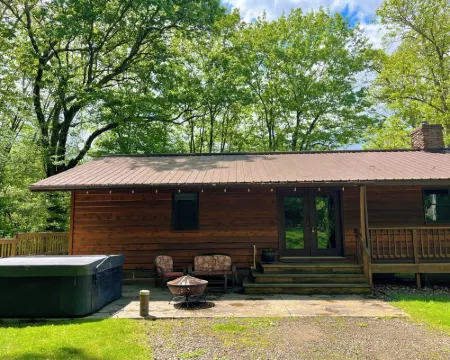 Cozy cabin with indoor fire place Hotels in Coshocton County