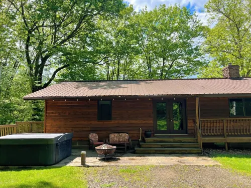 Cozy cabin with indoor fire place Hotels in Coshocton County