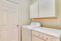 Close to Main Street: Townhome in Zionsville - Hot Tub