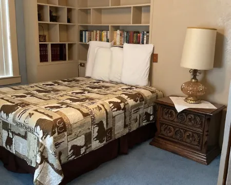 OLD WEST HIDEOUT - Large 2 Bedroom, One Block from Historic Route 66! Hotels in Seligman