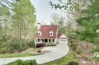 Helen Retreat w/ Hot Tub, 2 Mi to Downtown! - Pet friendly