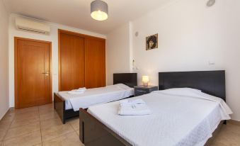 C02 - Luxury 3 Bed with Pool View