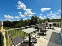 NEW Penthouse on the River-4 BR Corner Condo with Iconic Gruene Tower Views