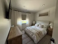 Moses Lake Vineyard Retreat-Waterfront Escapism