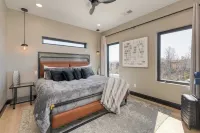 私人高爾夫模擬器、火坑和山景靠近多莉山新建的後九洞度假屋