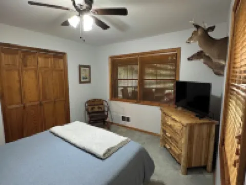 3 Bedroom, 2 Bath Secluded Old Forge Log Cabin Hotels in Webb