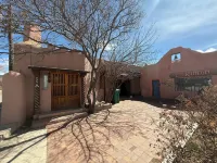 Cozy Private Adobe Studio • Kiva Fireplace • Walk to Taos Plaza • Pet-Friendly