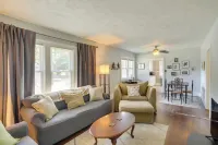 Lovely Home in South Bend Walk to Notre Dame! Các khách sạn ở Nam Bend