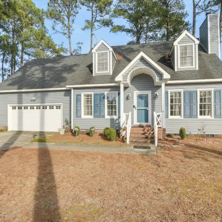 Lovely Fayetteville Home Deck and Fireplace!
