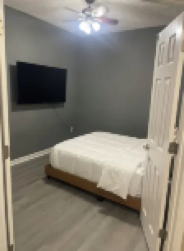 3-bedroom townhome in tranquil Delmar with WiFi, AC. Relax and unwind