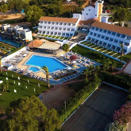 Adelais Bay Hotel