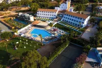 Adelais Bay Hotel Hotels near Cliff jump wild