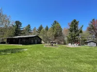 Country Creek Retreat: cozy 2-bedroom cabin with AC, WiFi, & forested privacy