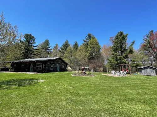 Country Creek Retreat: cozy 2-bedroom cabin with AC, WiFi, & forested privacy