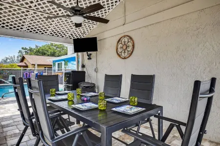 Family Paradise: Pool, Arcade & Bikes + Itinerary Included! Christmas Tree! Отели рядом с достопримечательностью «Pop Stansell Park»