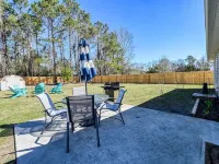 Surf City Off Island Retreat! 2.5 mi to beach - Flexible booking days! Hotels in Pender County