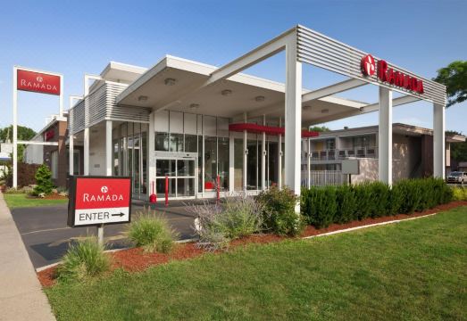 라마다 바이 윈덤 로크빌 센터