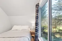 Quiet carriage suite near vinyards and lake