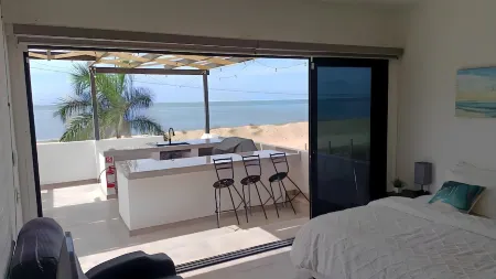 Puerto San Carlos Bay House & Tours -1st & 2nd Floor- Отели в г. Комонду