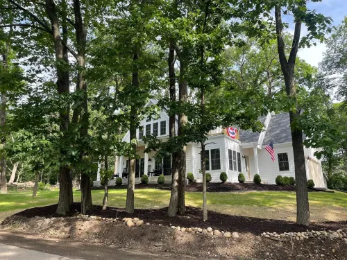 Beautiful Lake Cottage - Great for large families or group events!