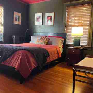 Spacious home in Harvard Square with permitted free on street parking Rooms