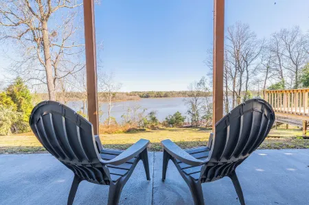 Modern Lakeside Retreat Отели в г. Юфола