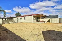The Palms - Loxton Accommodation, South Australia4 bedroom 2 bathroom home.