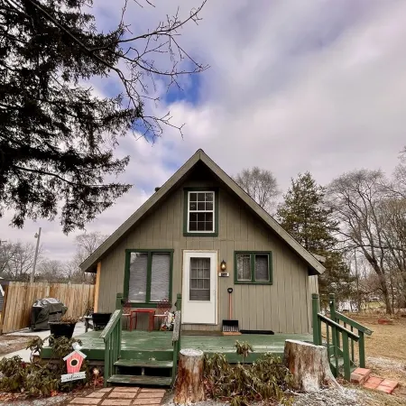 Cozy Cabin: Cute, Clean and 2 miles to Crystal Mtn. Resort!