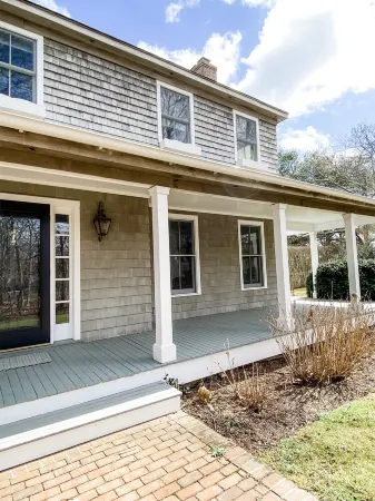 Secluded Kid friendly Hampton’s home Отели рядом с достопримечательностью «Cryder Beach»