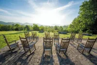 Luxury Condo In The Heart of The Smokies! Pool/WiFi/Game Room/Views/Fire Pit!