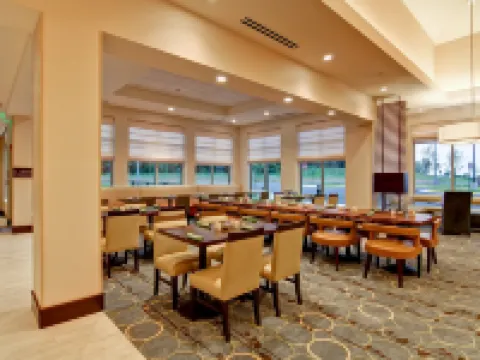 ฮิลตันการ์เด้นอินน์ วูดบริดจ์ โรงแรมในวูดบริดจ์