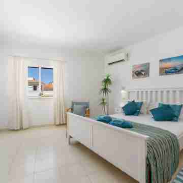 Schönes Apartment 250 zum Strand, Mitten in Carvoeiro Rooms