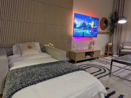 Hidden Gem in CityPlace for executives - comfortably designed with Pool and Gym