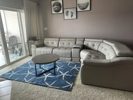 6th Floor Views!! 2-Bedroom, 2-Bathroom. Beautiful Lakeside Pool!